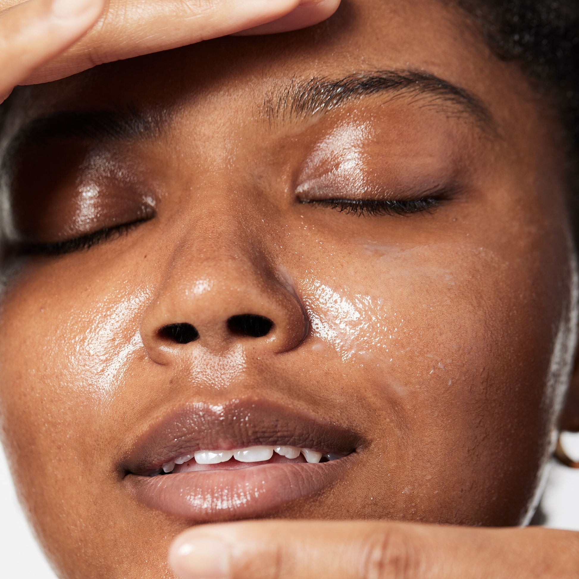 holy-hydration-makeup-melting-cleansing-balm-s4 040822_Model_HH-Cleansingbalm_044_RT2-V1_IGF_6a40ae53-ccc2-4a83-9d08-7c99f2dc2b4b.jpg