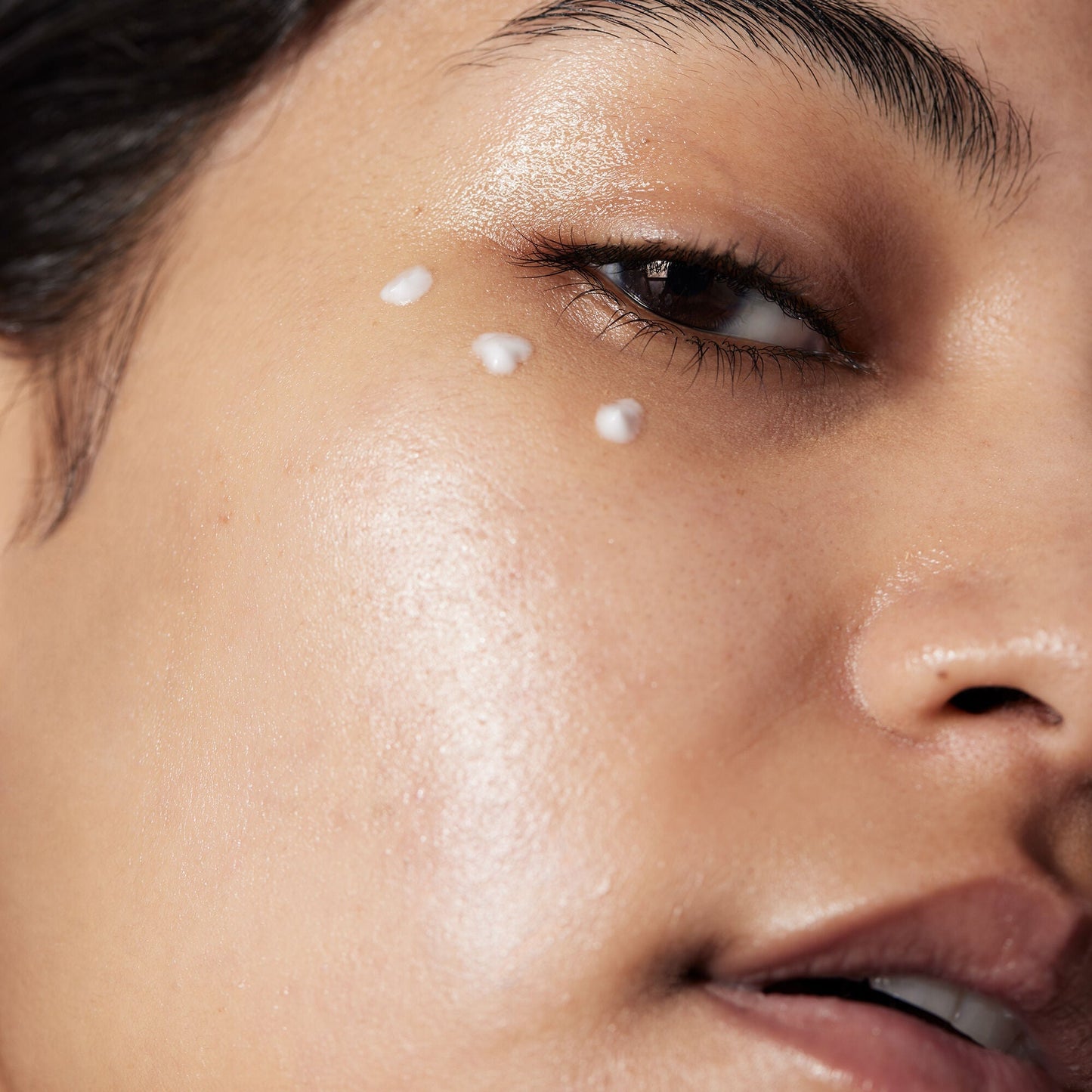 holy-hydration-eye-cream-i7 040822_Model_HH-EyeCream_116_RT1-V1_IGF_3f5819bb-8440-48d0-943c-ab2a2612d116.jpg