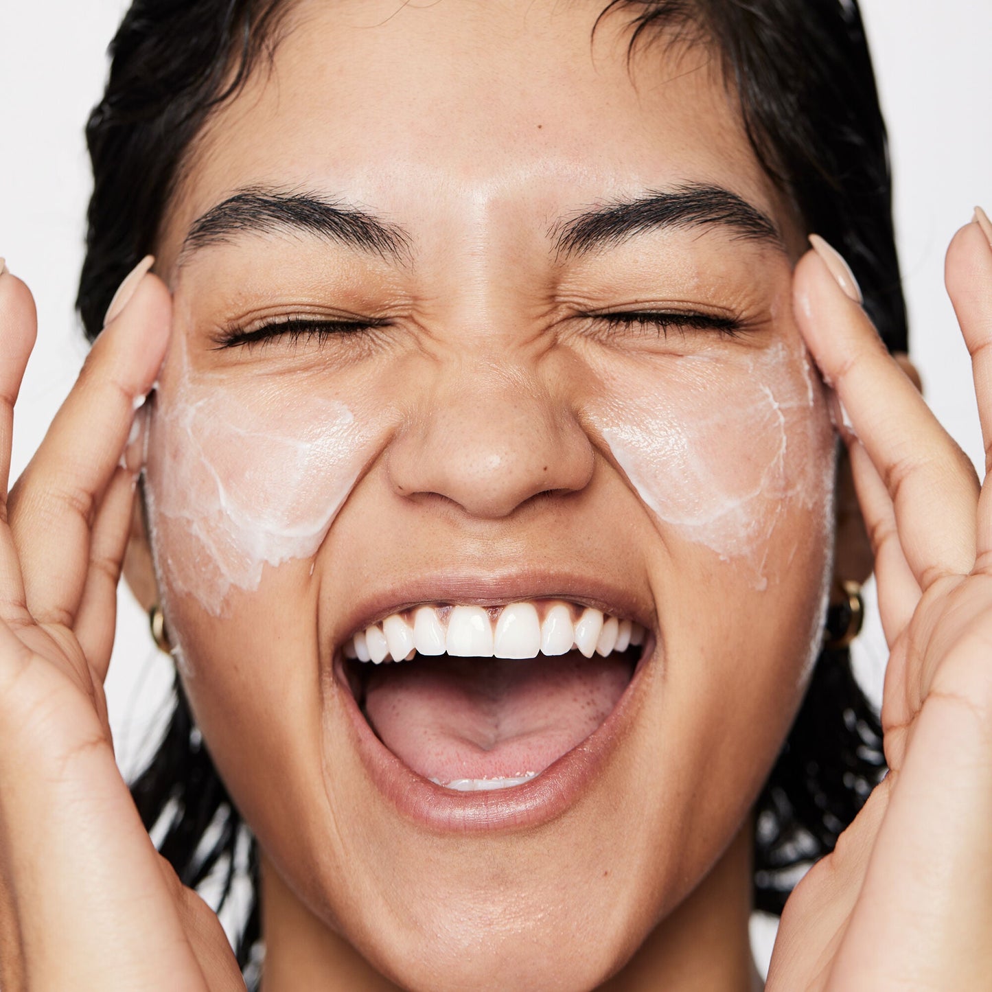 pure-skin-moisturizer-i9 040822_Model_Pure-Moisturizer_200_RT2-V1_RGB040822_Model_Pure-Moisturizer_200_RT2-V1_V1_IGF.jpg