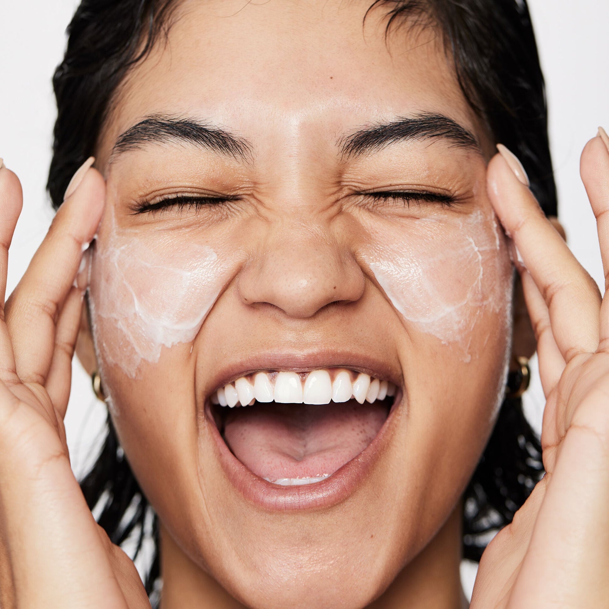 pure-skin-moisturizer-i9 040822_Model_Pure-Moisturizer_200_RT2-V1_RGB040822_Model_Pure-Moisturizer_200_RT2-V1_V1_IGF.jpg