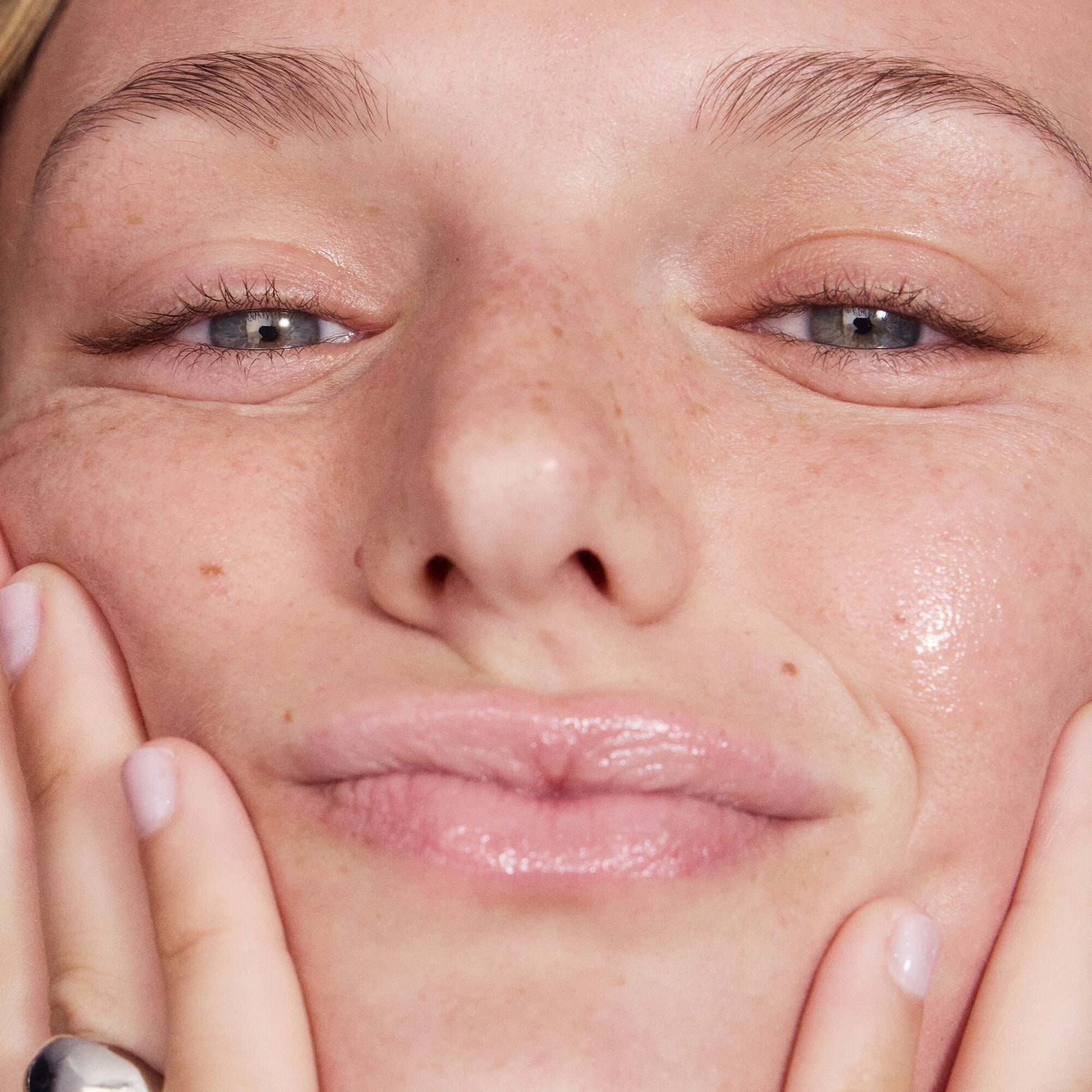 thirst-burst-pore-fecting-toner-t3 042125_SKIN_TBT_Madison_ModelApp_1086_RGB_IGF.jpg