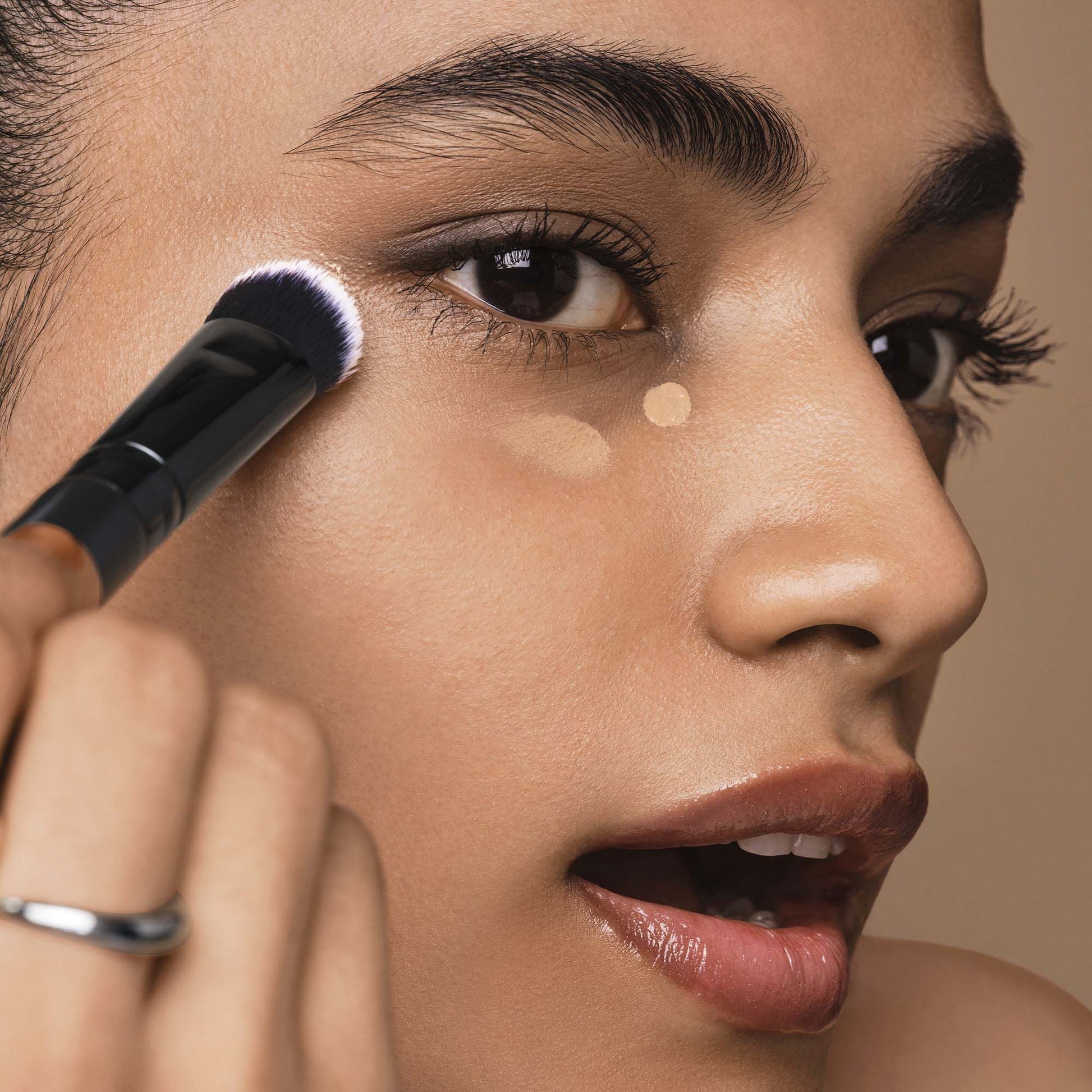 tap-and-blend-concealer-brush-v3 042925_Dipti_SoftGlam_Brushes_App_0044_477_w3QC_IGF.jpg