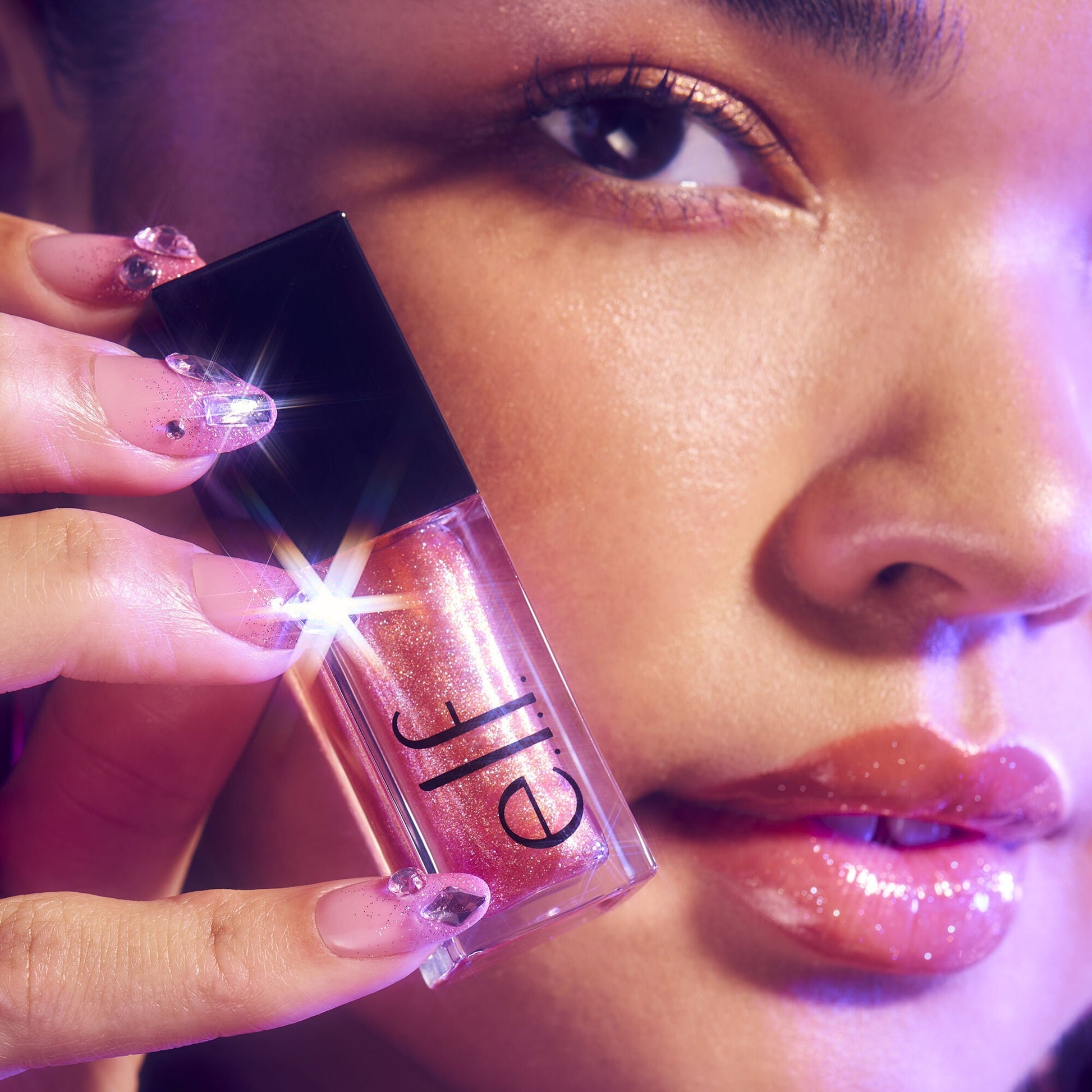 glow-reviver-plumping-lip-oil-p0 072225_Breanna_LipPlump_0391_2000x2000_0613e084-a418-44f9-b40d-c461b7a4b6db.jpg