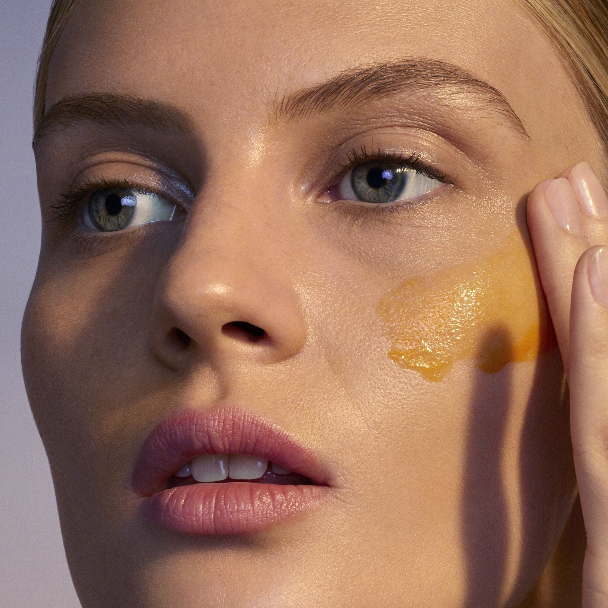 youth-boosting-advanced-night-retinoid-serum-regular-p0 080222_Florence_ANR_0403_IGF_V2.jpg