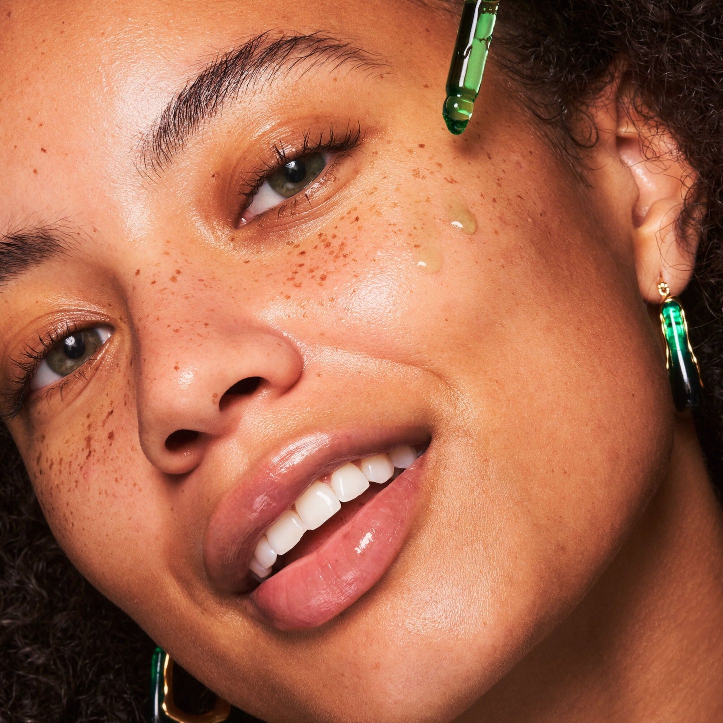 plz-clarify-facial-oil-q6 100924_SKIN_Drew_PlzC_App_005_v1_RGB_IGF.jpg