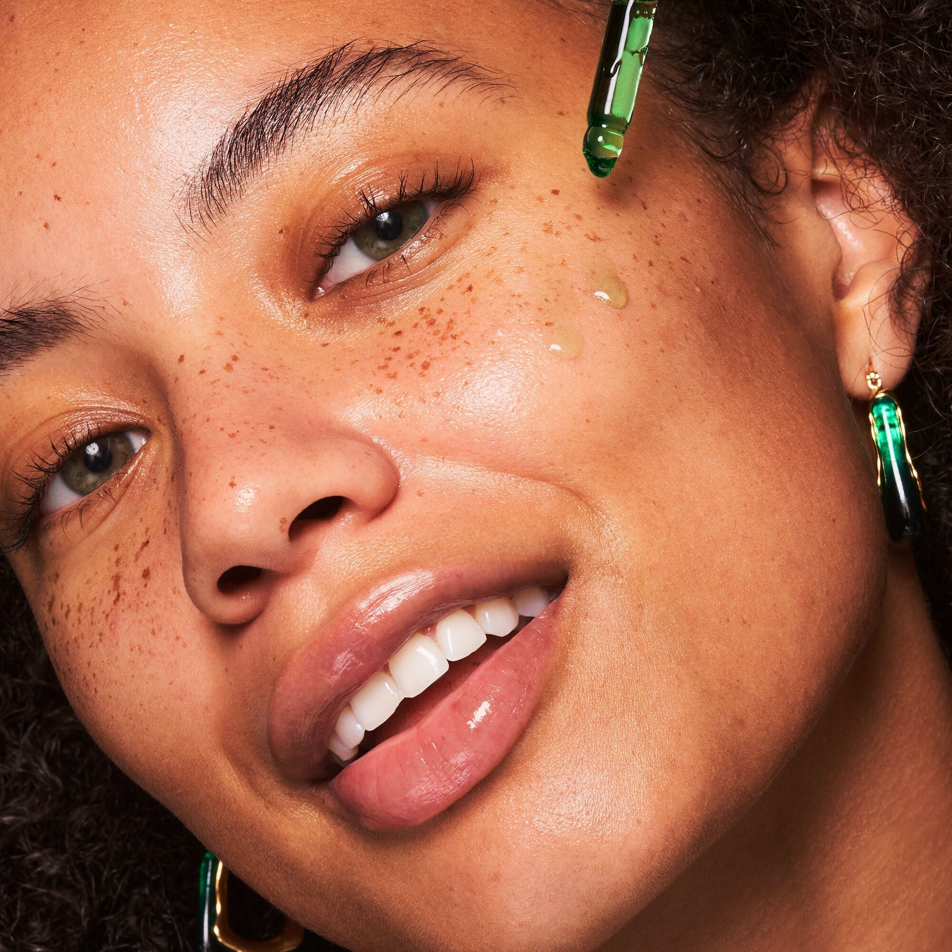 plz-clarify-facial-oil-q6 100924_SKIN_Drew_PlzC_App_005_v1_RGB_IGF.jpg