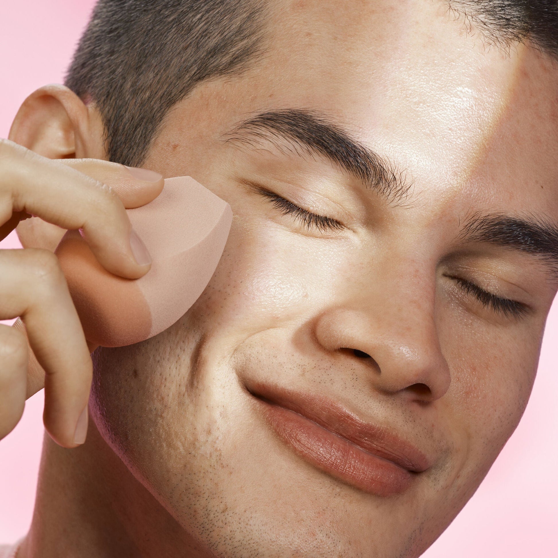 halo-glow-angled-silicone-face-sponge-g6 102124_HGST_Alfredo_Application_0134_v2_RGB_IGF.jpg