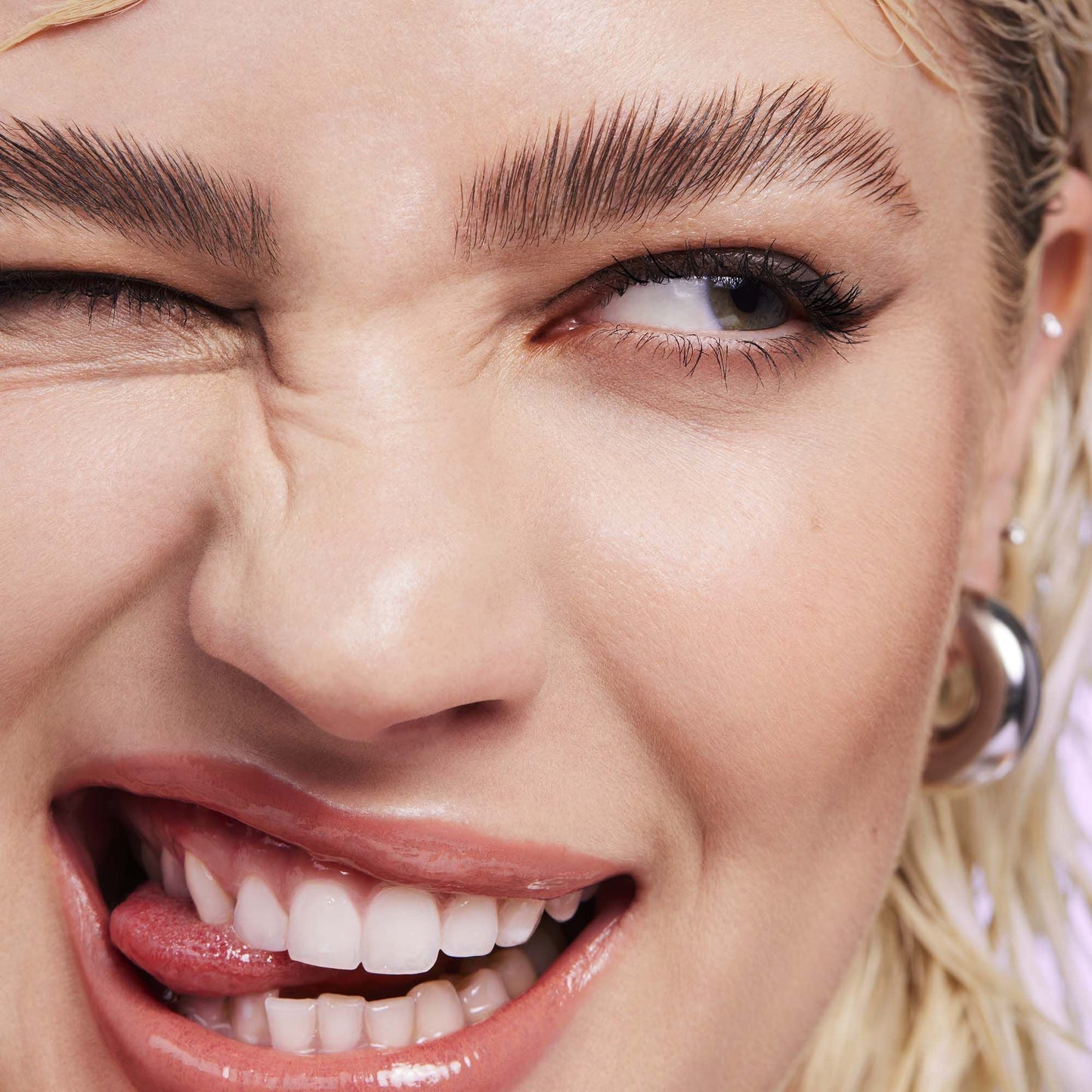 brow-laminating-gel-b5 110923_Genevieve_BrowGel_App-Vibe_6982_RGB_IGF.jpg