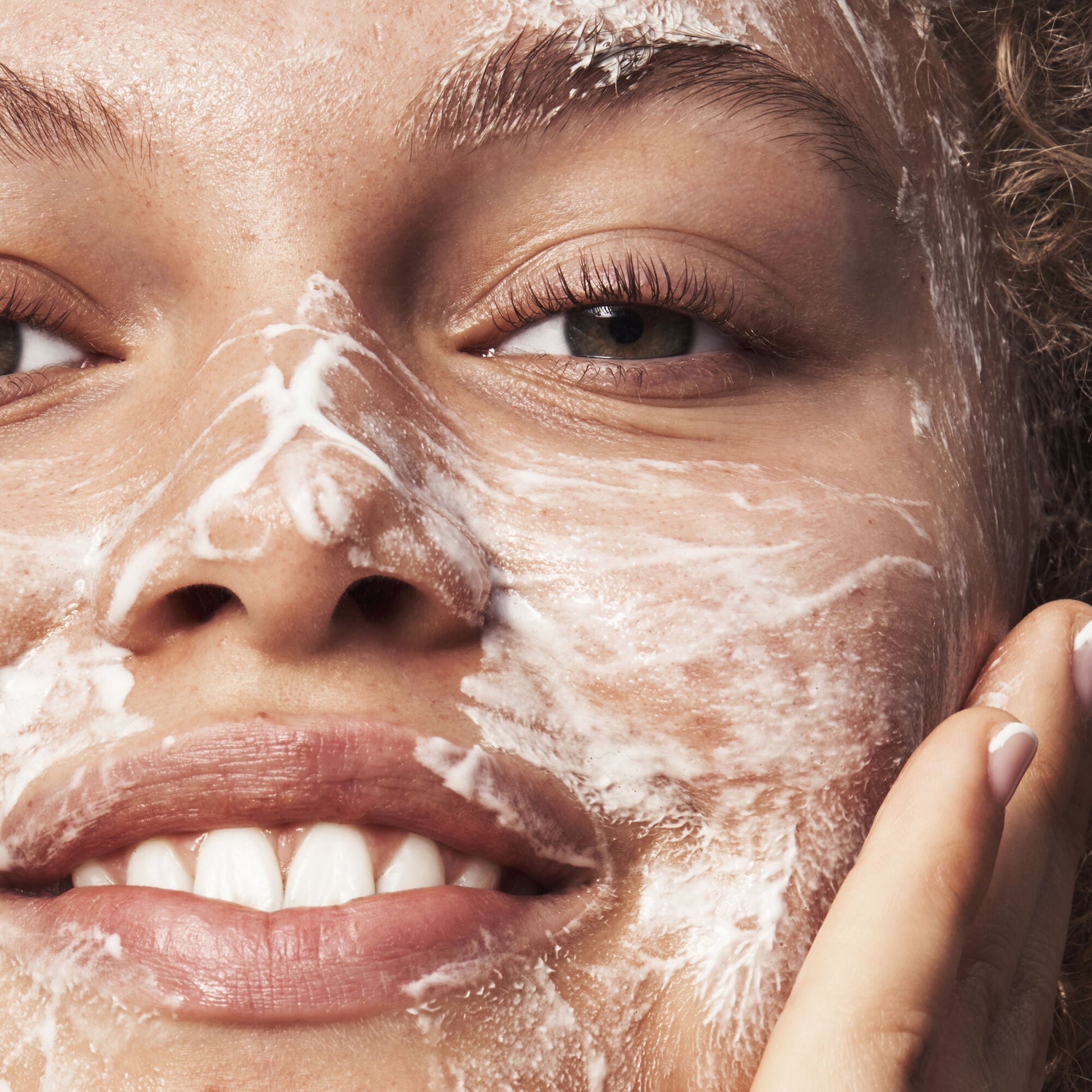 blemish-breakthrough-acne-calming-water-cream-mini-i9 121321_Marley-Acne-Regimen_0117_FINAL_IGF_7be73b38-8681-4e47-be60-37d940df0d6e.jpg