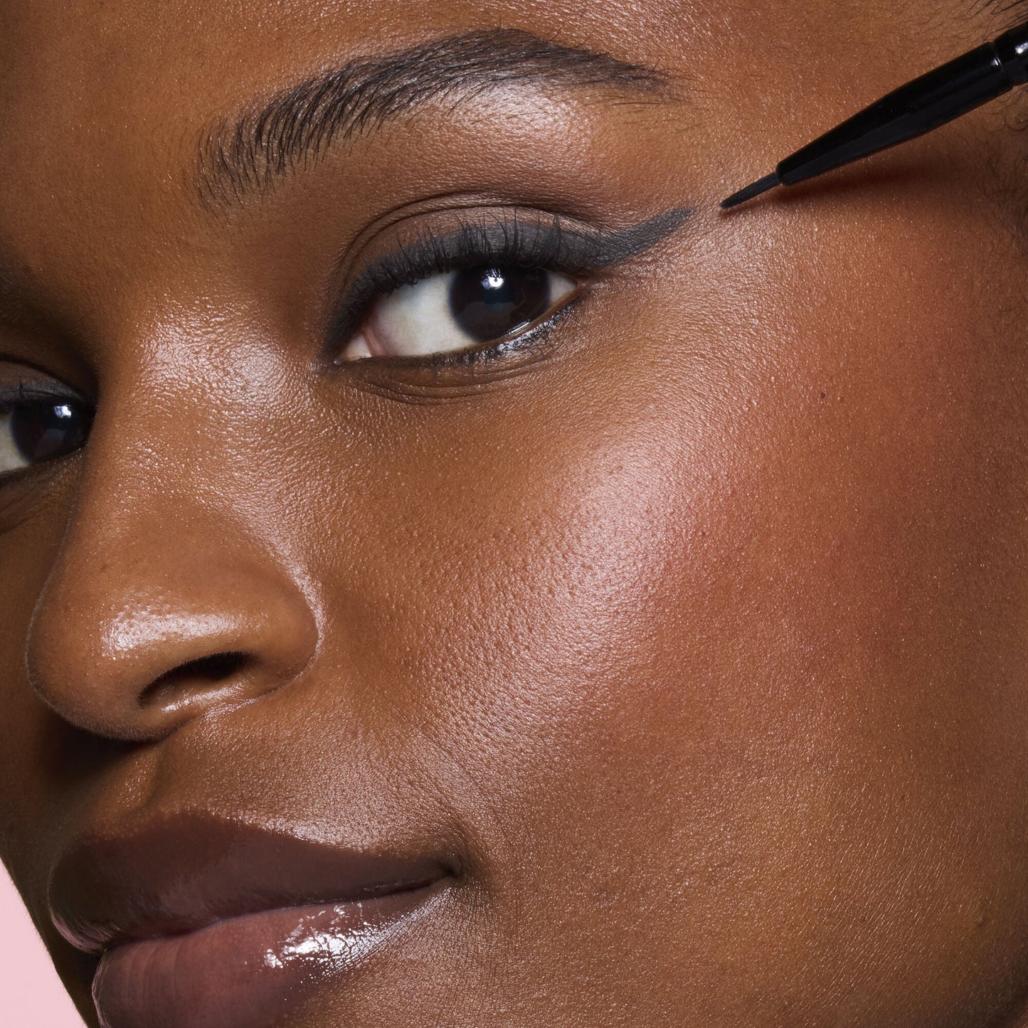 ultra-fine-eyeliner-brush-w8 81915_ULTRA_FINE_EYELINER_BRUSH_TOOL_SHOT_MOM_TSHECA_0120_v2.jpg