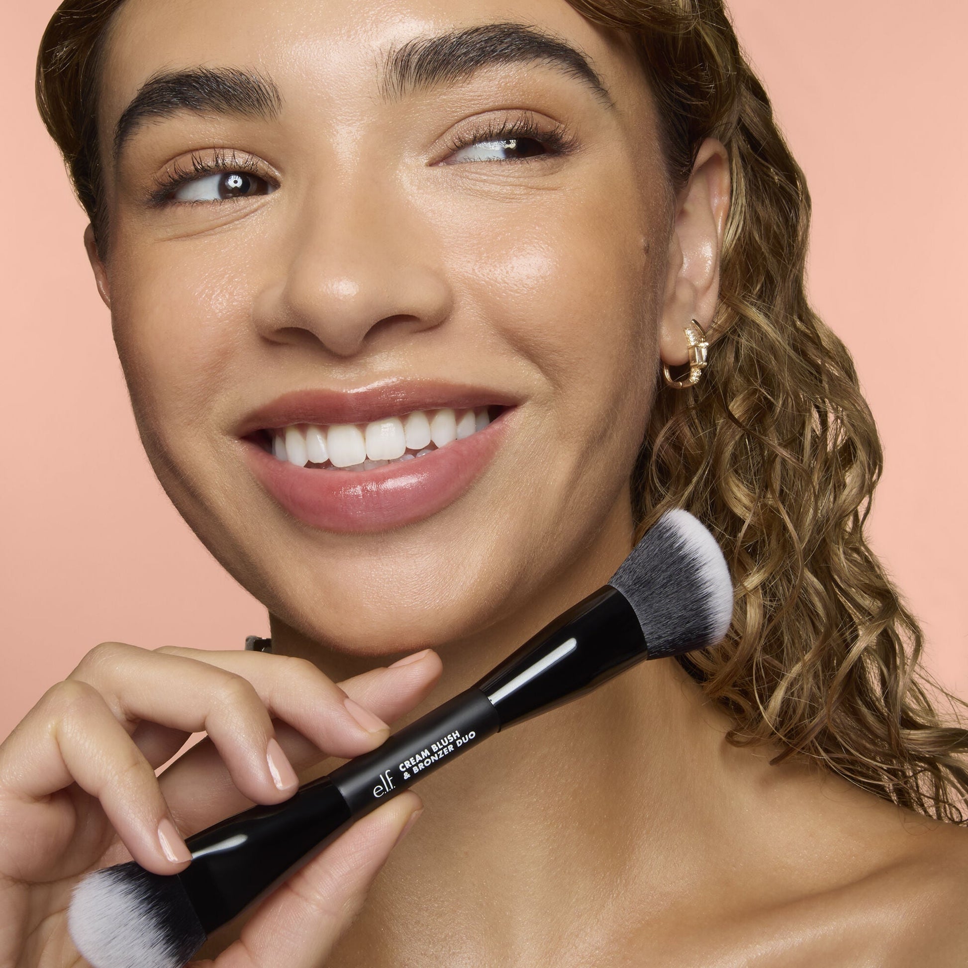 cream-blush-and-bronzer-duo-brush-t3 83857_CREAM_BLUSH_BRONZER_DUO_BRUSH_Q4_Alyssa_0103_V3_7510f340-cab5-4e94-b40f-1ad3f84fd183.jpg