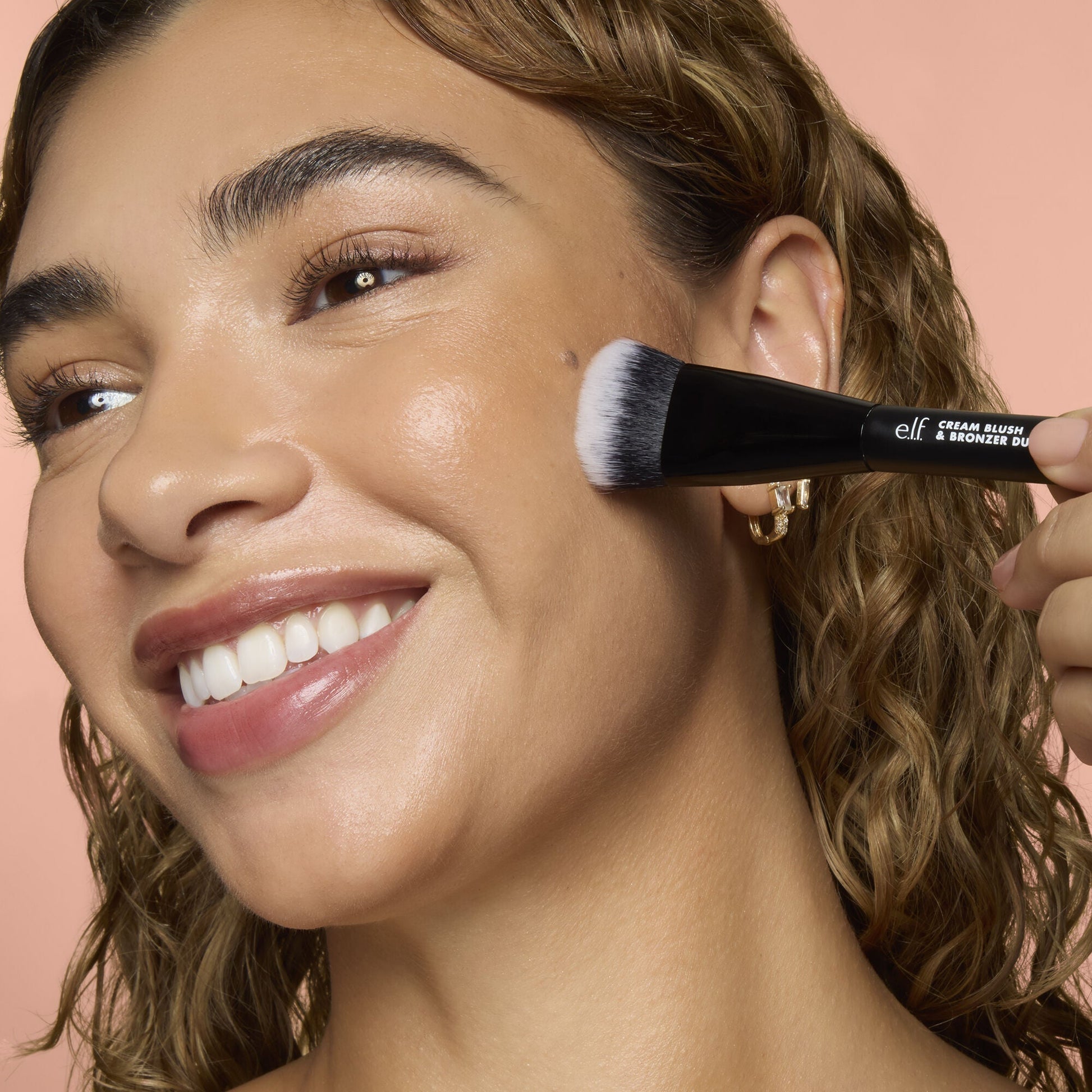 cream-blush-and-bronzer-duo-brush-t3 83857_CREAM_BLUSH_BRONZER_DUO_BRUSH_Q4_Alyssa_0173_V4_388aa08a-f9a4-4160-ae36-d9cdde1f6141.jpg