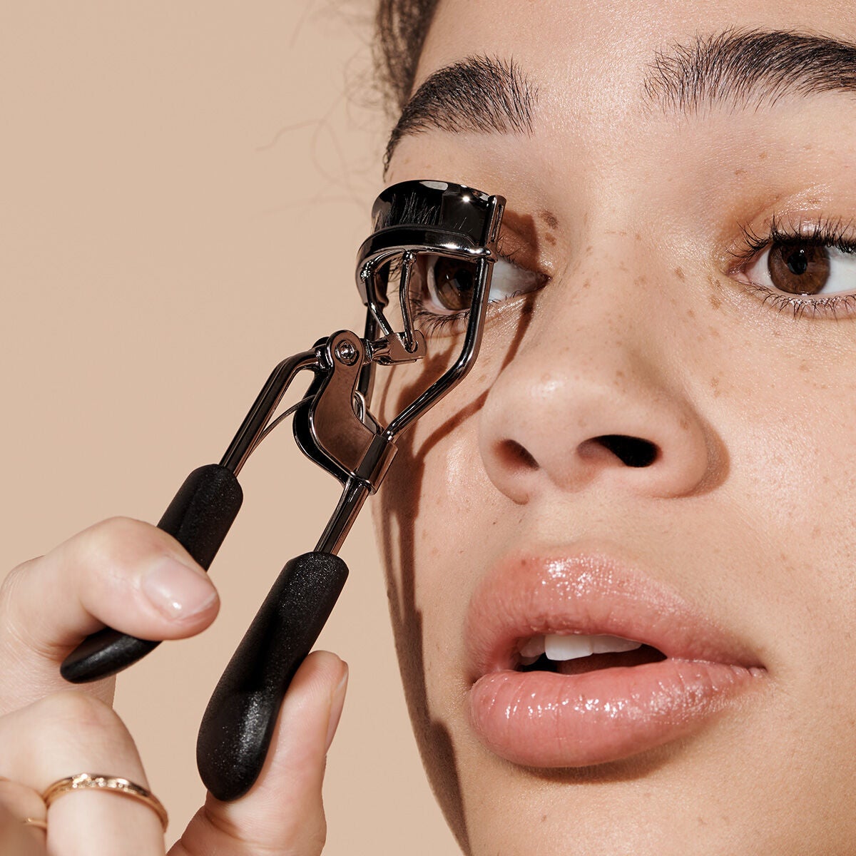pro-eyelash-curler-d8 84067_ProEyelashCurler_Model.jpg