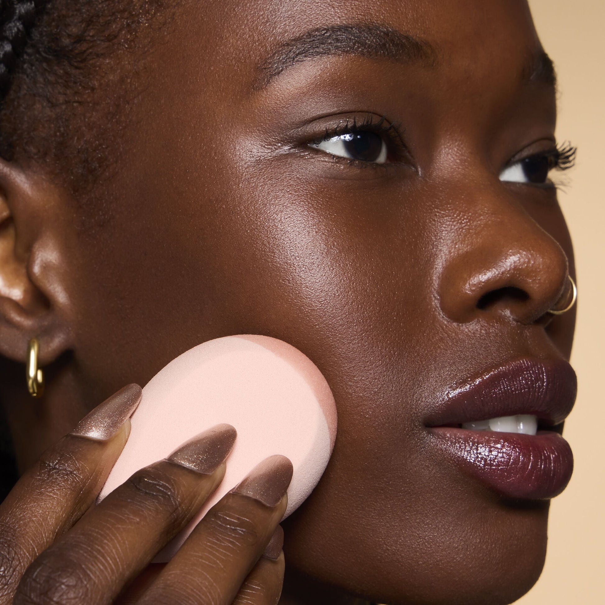 halo-glow-angled-silicone-face-sponge-g6 84235_HALO_GLOW_ANGLED_SILICONE_FACE_SPONGE_BILLIE_0078_V3.jpg