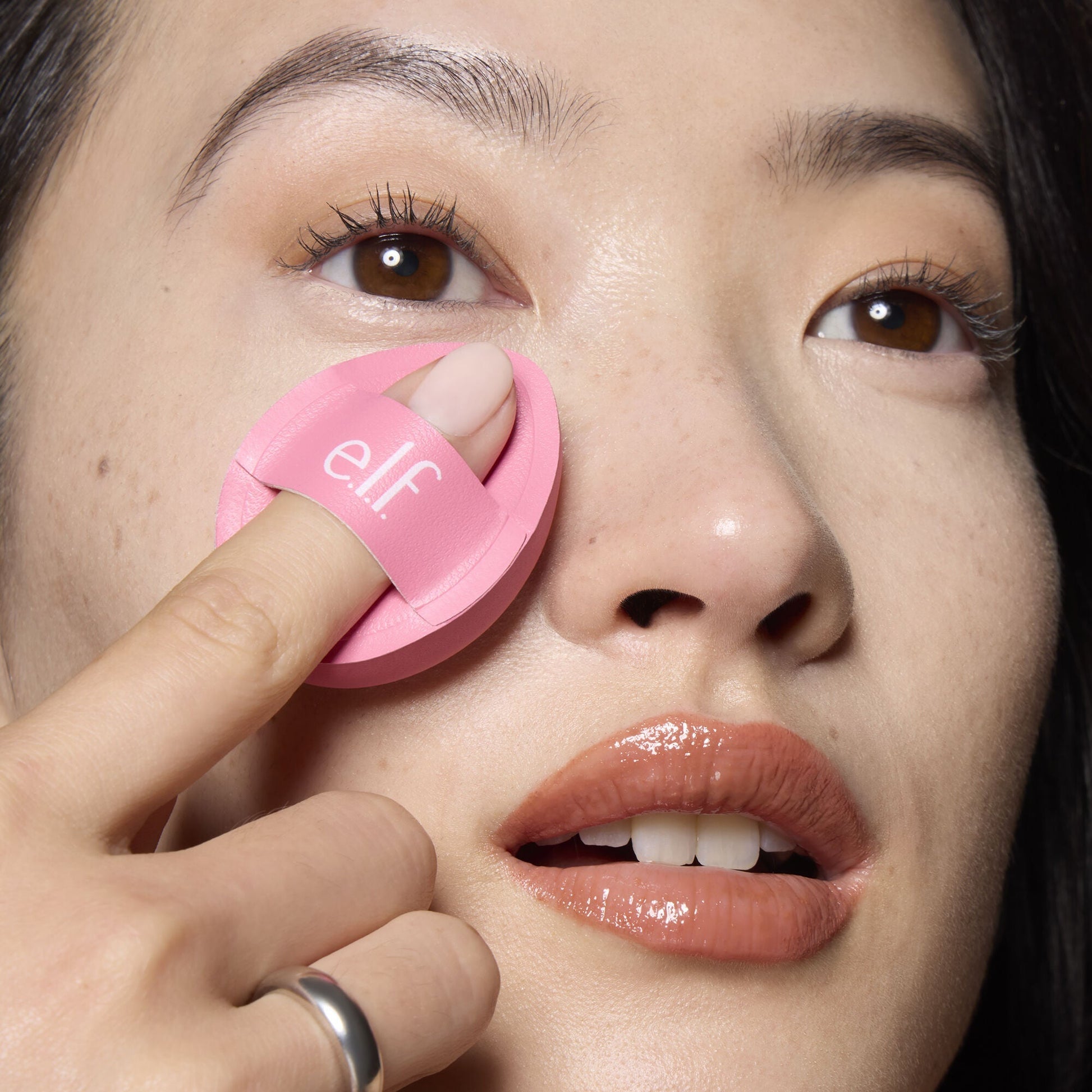 pillow-puff-concealer-sponge-b3 85120_MOM_PILLOW_PUFF_CONCEALER_SPONGE_TOOL_SHOT_SAKURA_V1_0095_V3.jpg